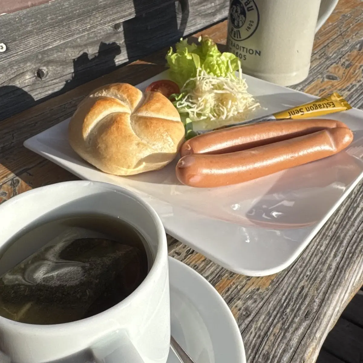 Frankfurter Mit Semmel Und Kren