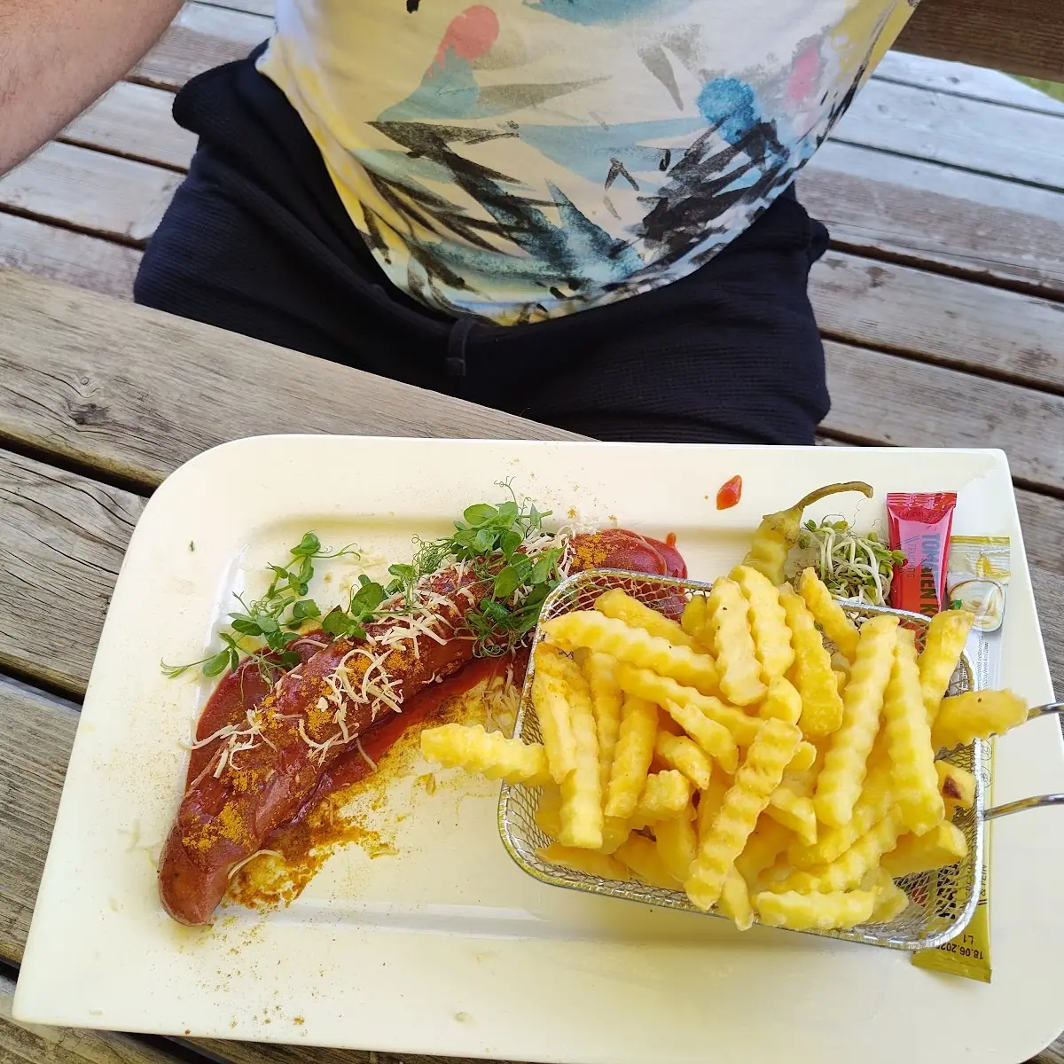 Grillteller Mit Pommes Frites & Grillsauce
