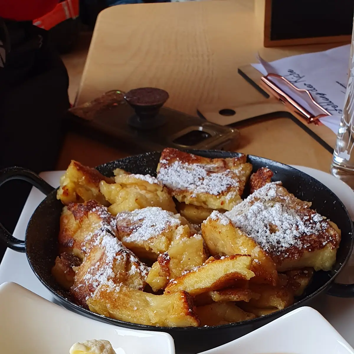 Kaiserschmarrn Mit Apfelmus Und Vanilleeis