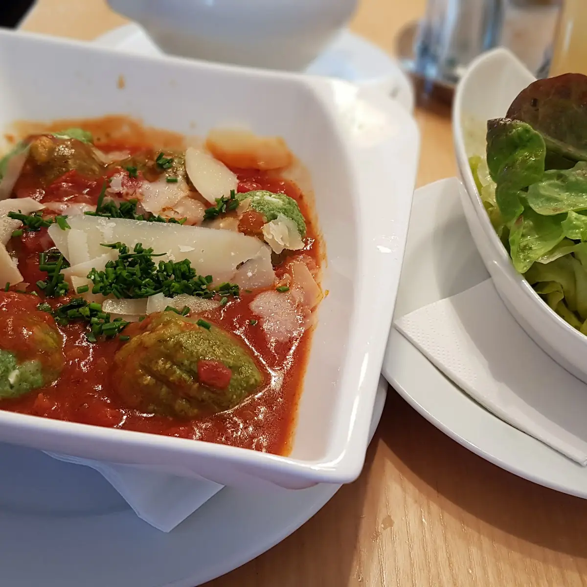 Spinatknödel Im Tomatensauce Mit Blattsalat