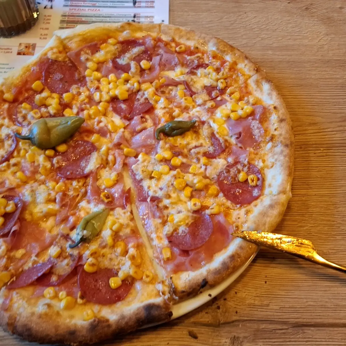 Salami Mit Mais Und Scharfen Pfefferoni