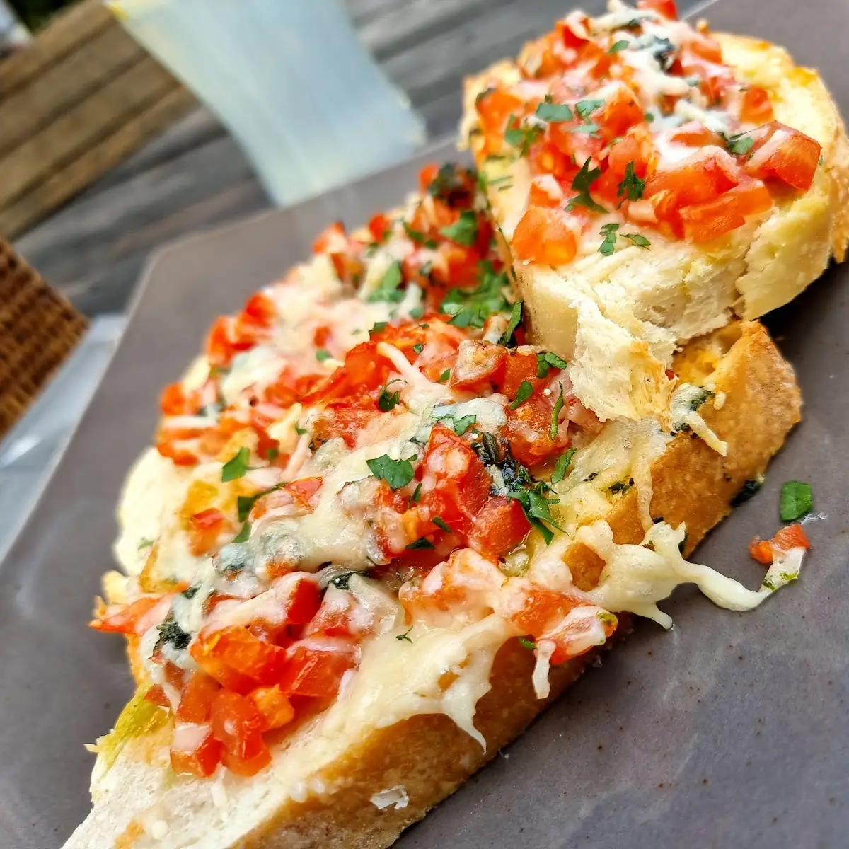 Bruschetta Mit Tomaten Basilikumpesto Und Grana