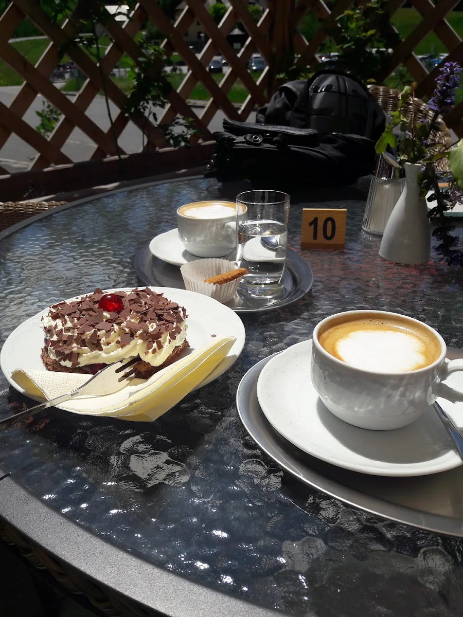 Melange Mit Kirschtorte
