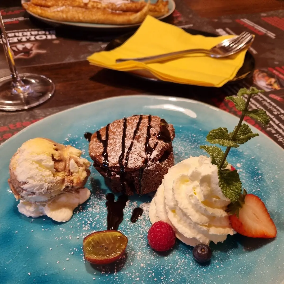 Warmer Schokokuchen Und Geeistes Schockomousse