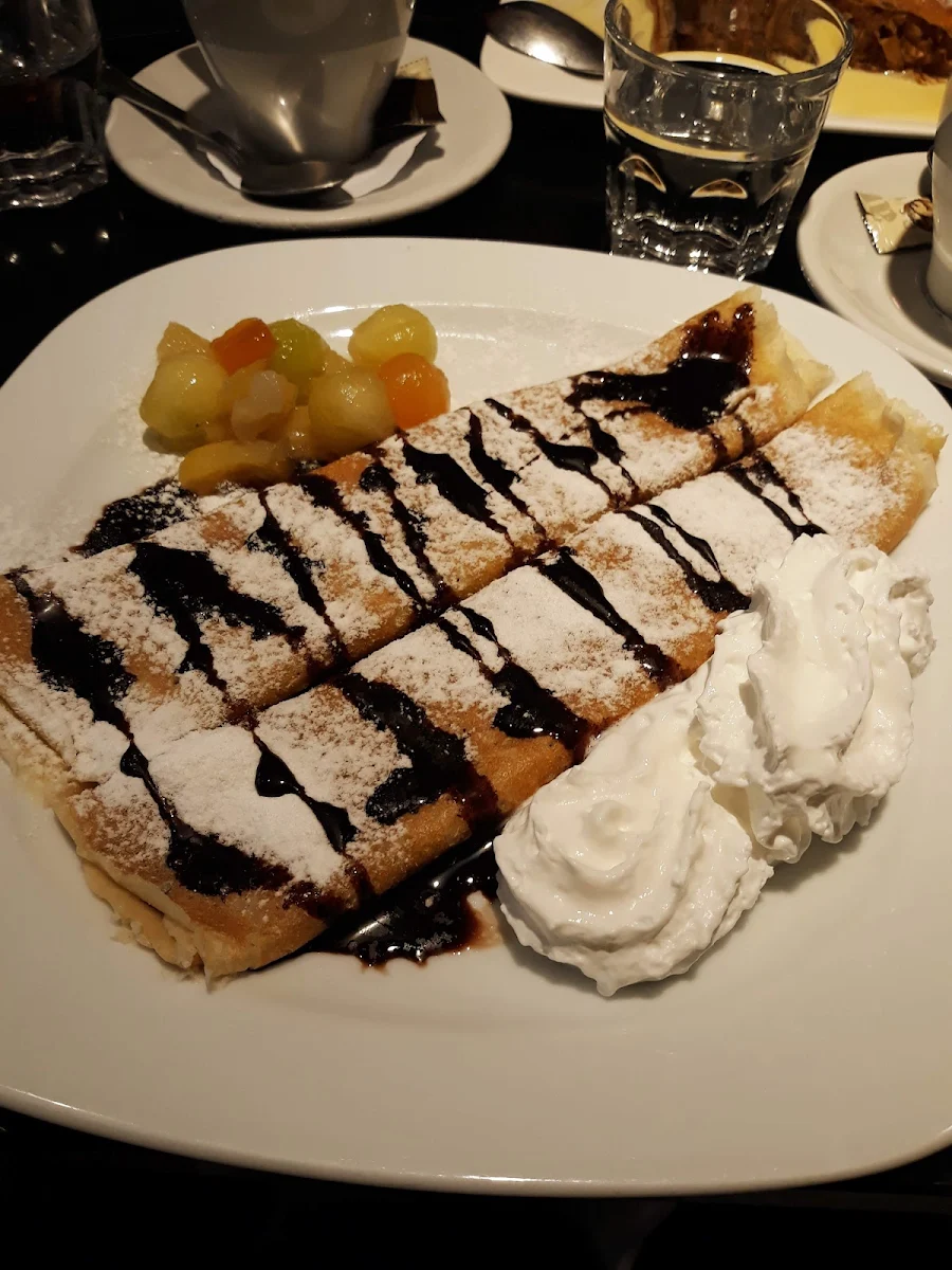 Palatschinken Mit Sahne Und Früchten