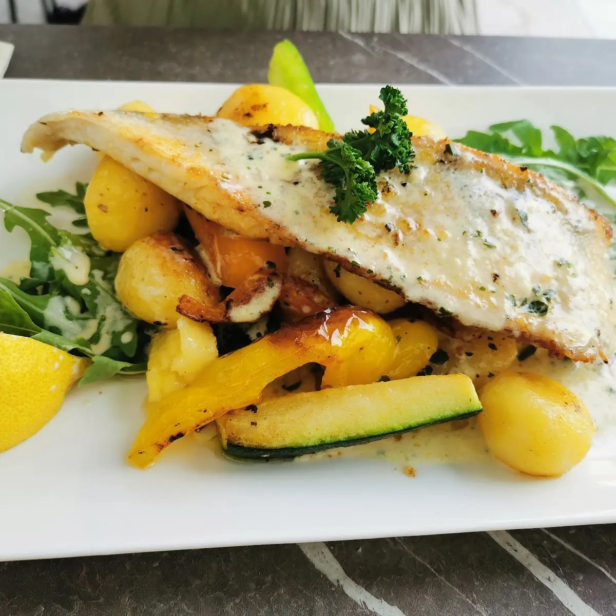 Gegrilltes Zanderfilet Mit Rieslingsauce