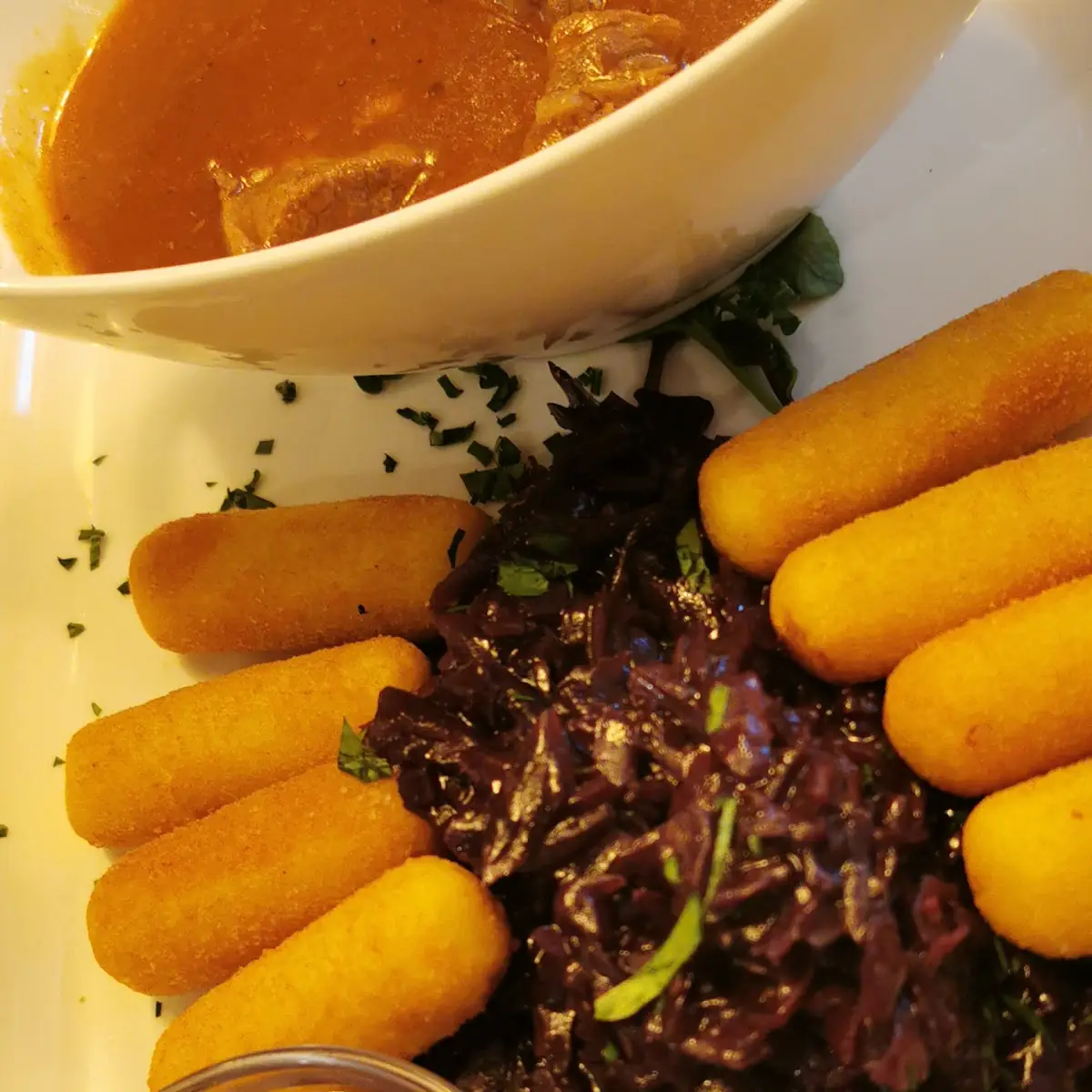 Hirschragout Mit Rotkraut Und Kroketten