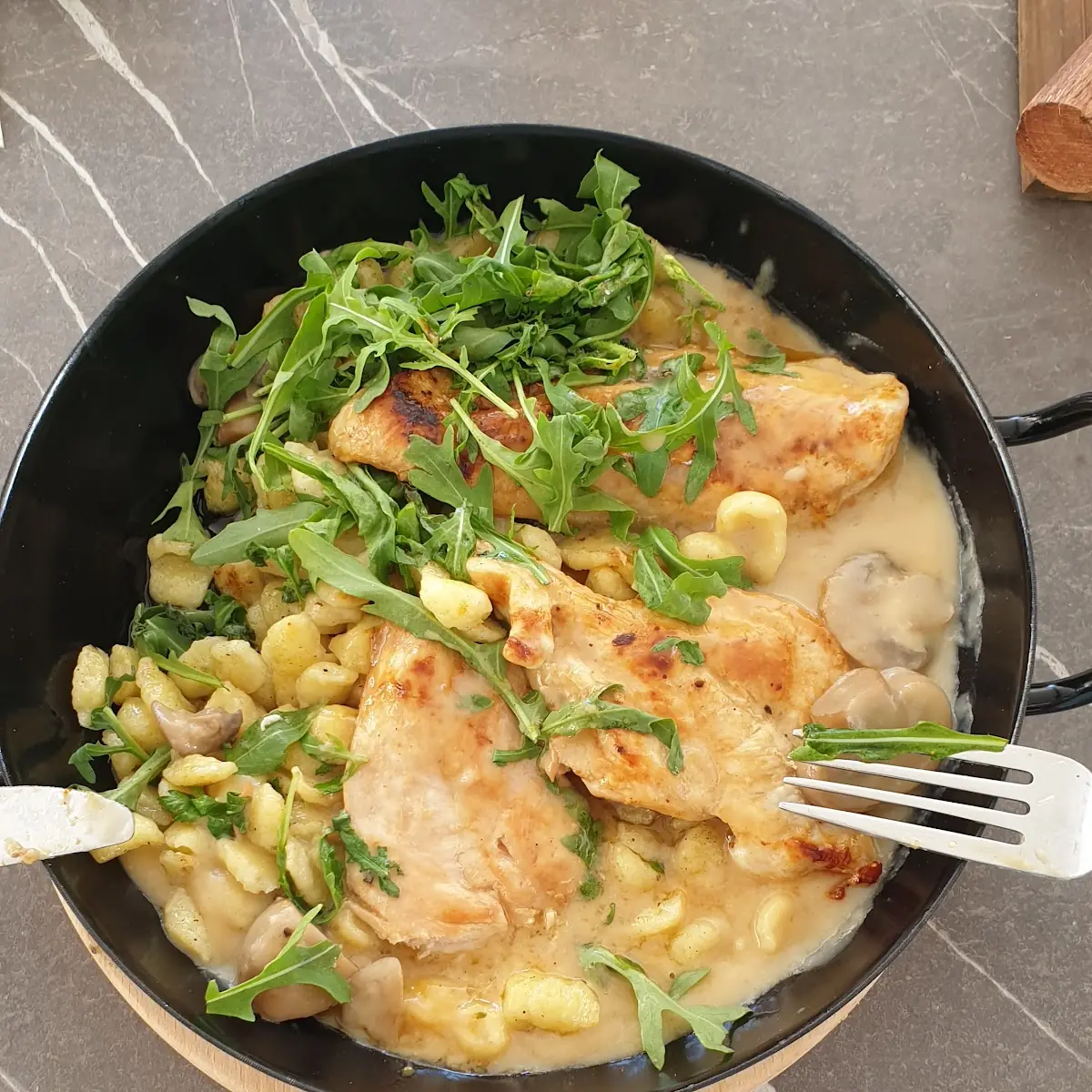 Rahmtopf Mit Hühnerfleisch Und Butterspätzle