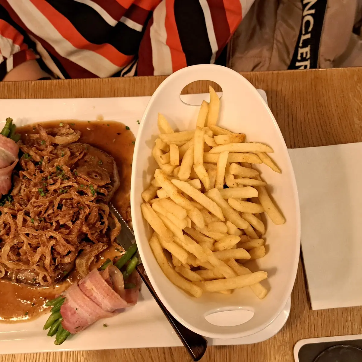 Zwiebelrostbraten Mit Bohnen Im Speckmantel Und Pommes