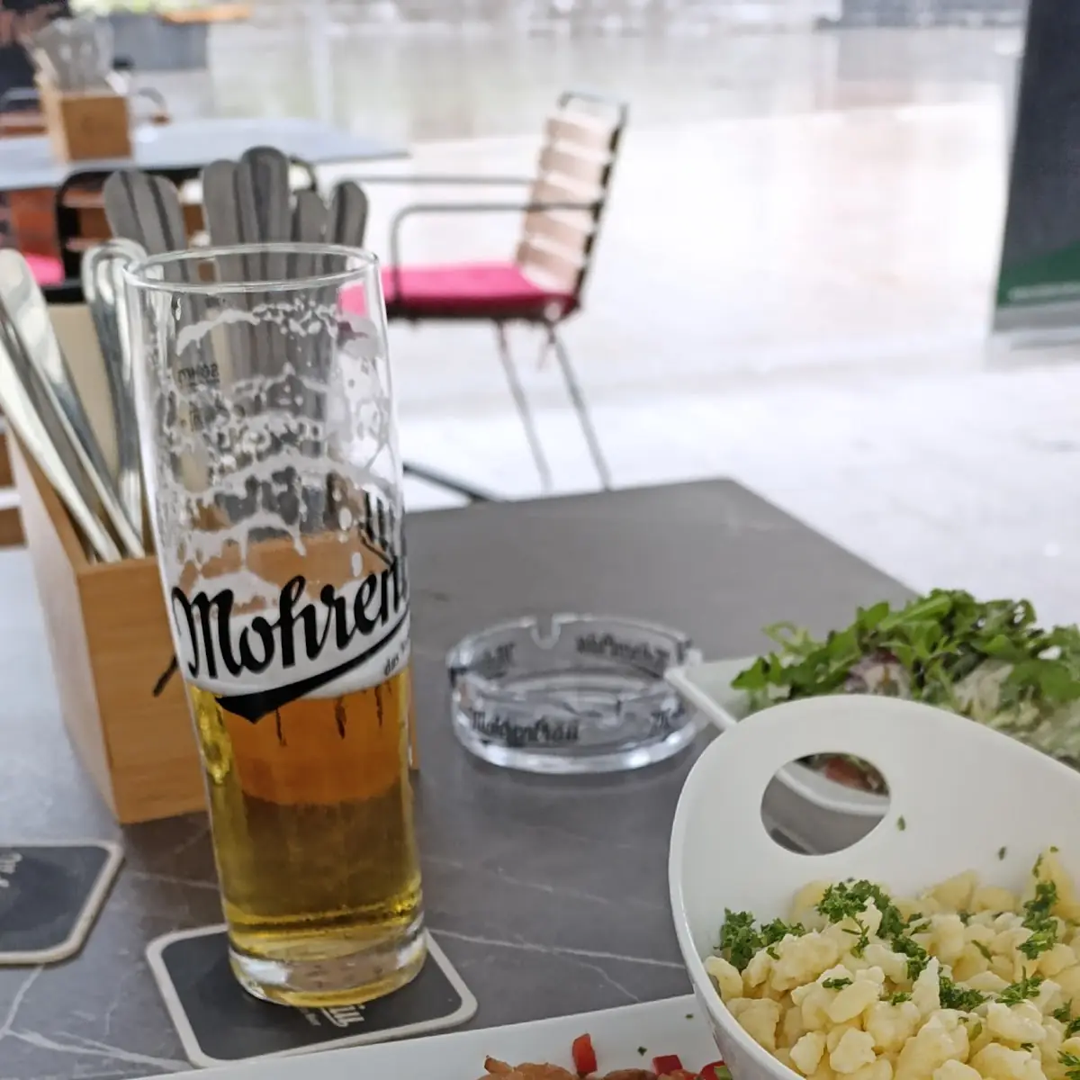 Zwiebelrostbraten Mit Bohnen Im Speckmantel Und Spätzle