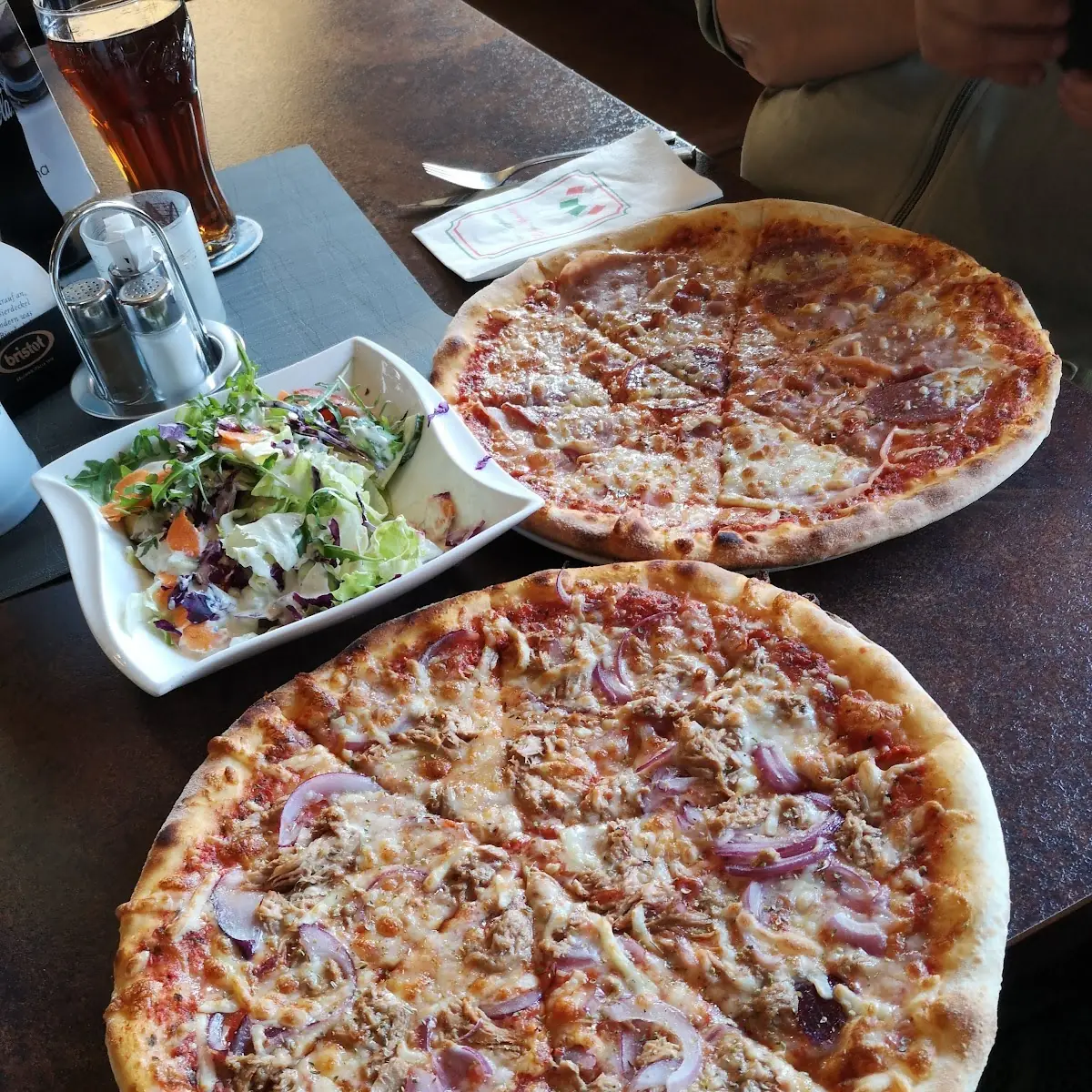 Vorne Pizza Tonno Hinten Pizza Alcapone Und Ein Gemischter Salat