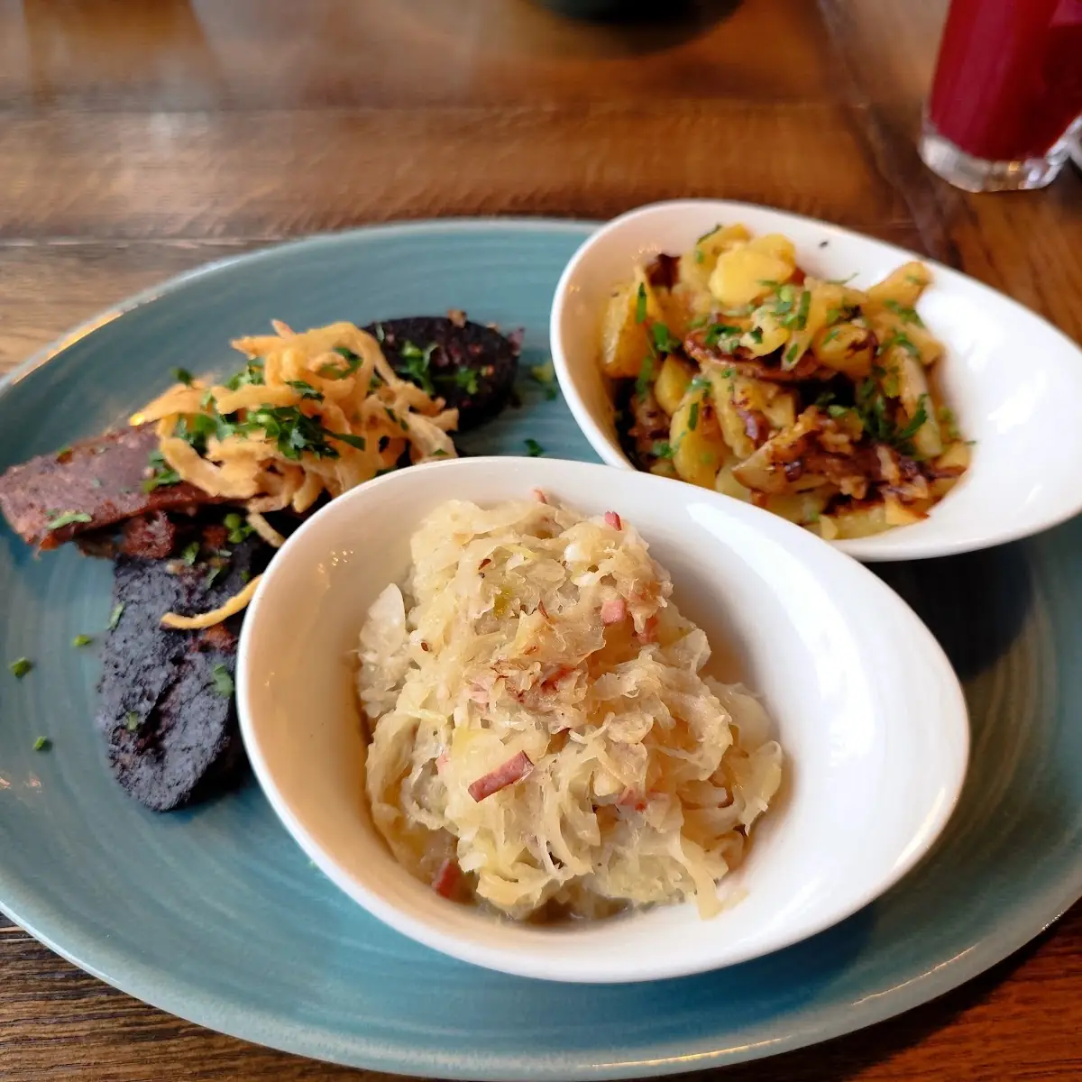 Preinwurst Blutwurst Sauerkraut Und Rösterdäpfeln