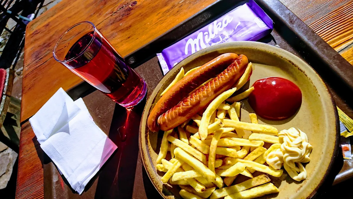 Grillwurst Mit Pommes