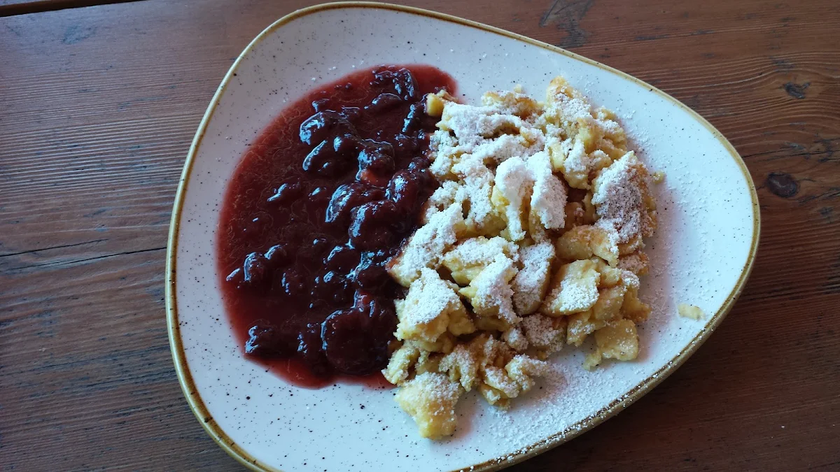 Kleine Portion Kaiserschmarrn Mit Zwetschgen