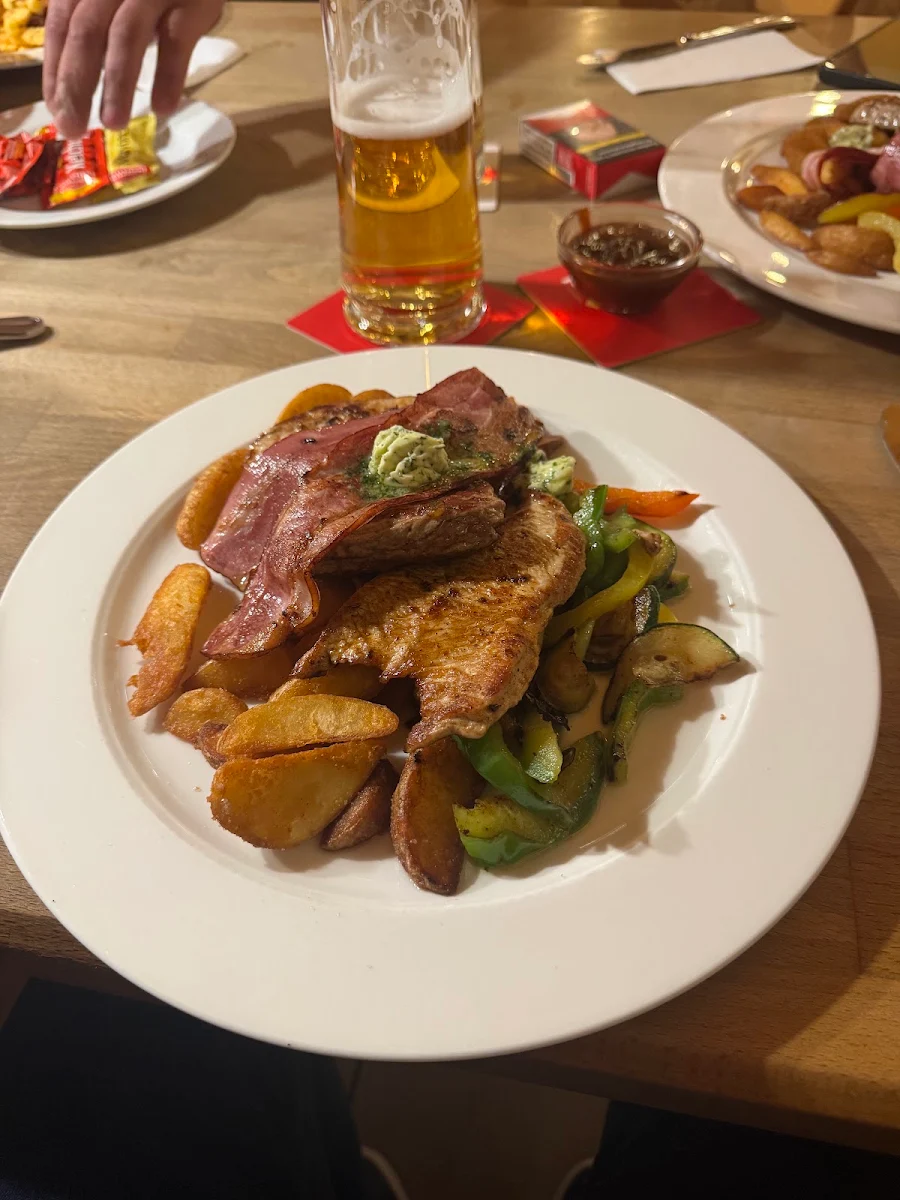 Grillteller Mit Rostkartoffeln