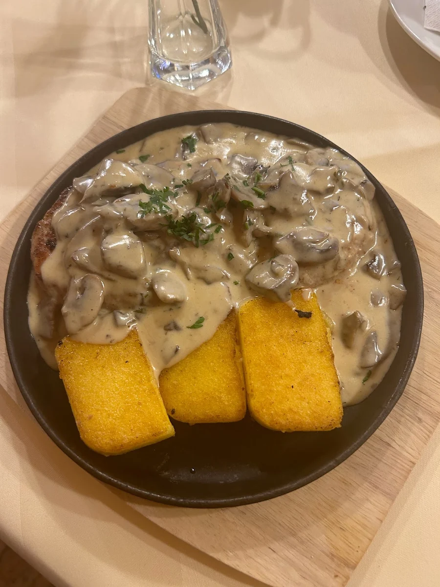 Schweinemedaillons Mit Polentataler Und Schwammerlsauce