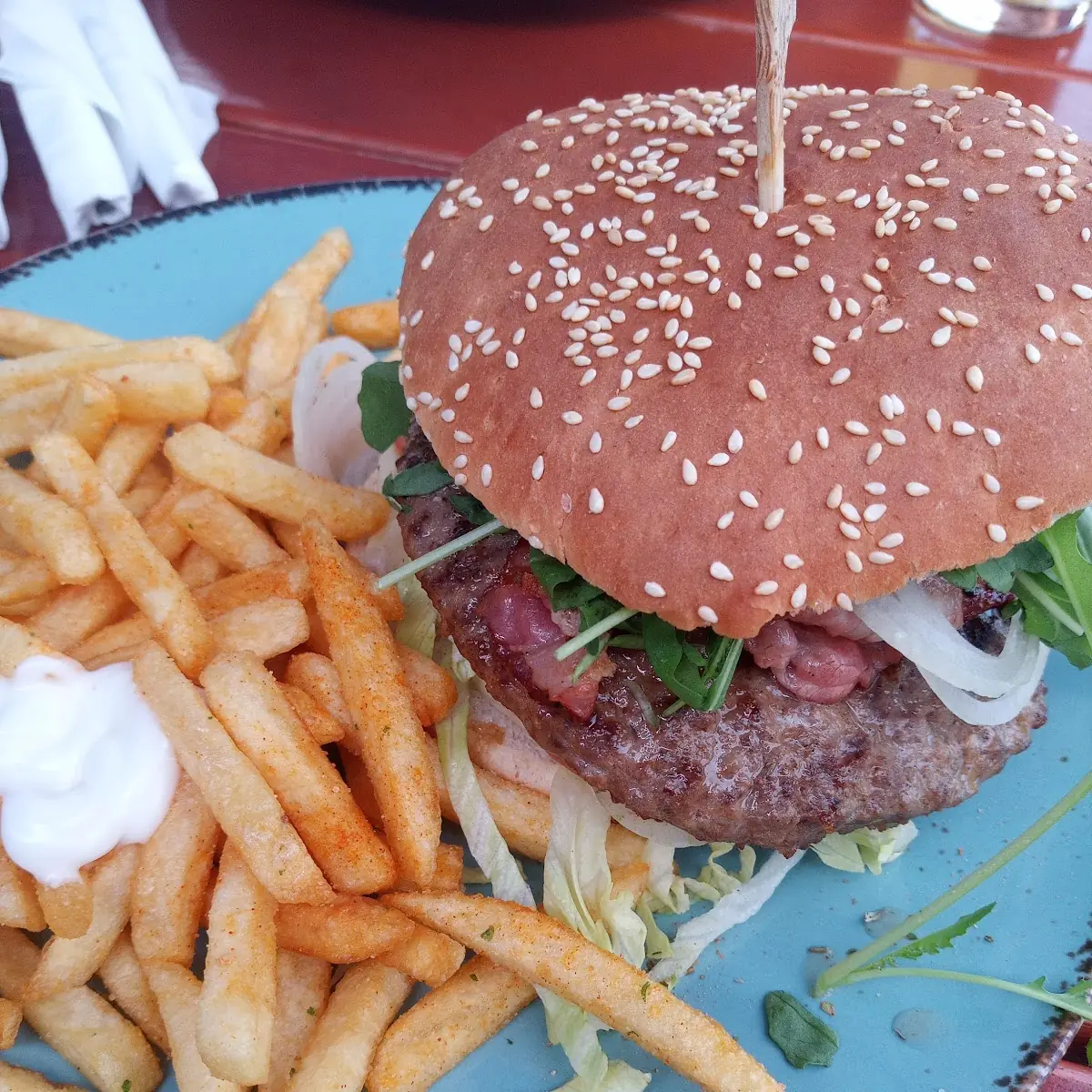 Burger Mit Pommes