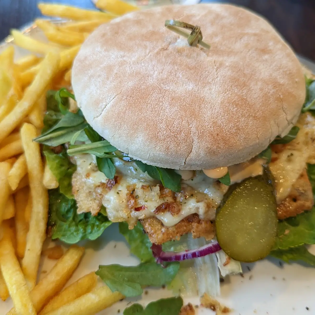Cheeseburger Mit Pommes Frites