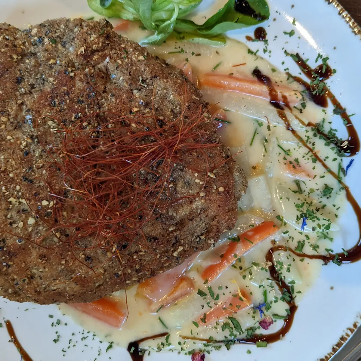 Gefülltes Schnitzel Mit Rauchschinken Auf Rahmgemüse