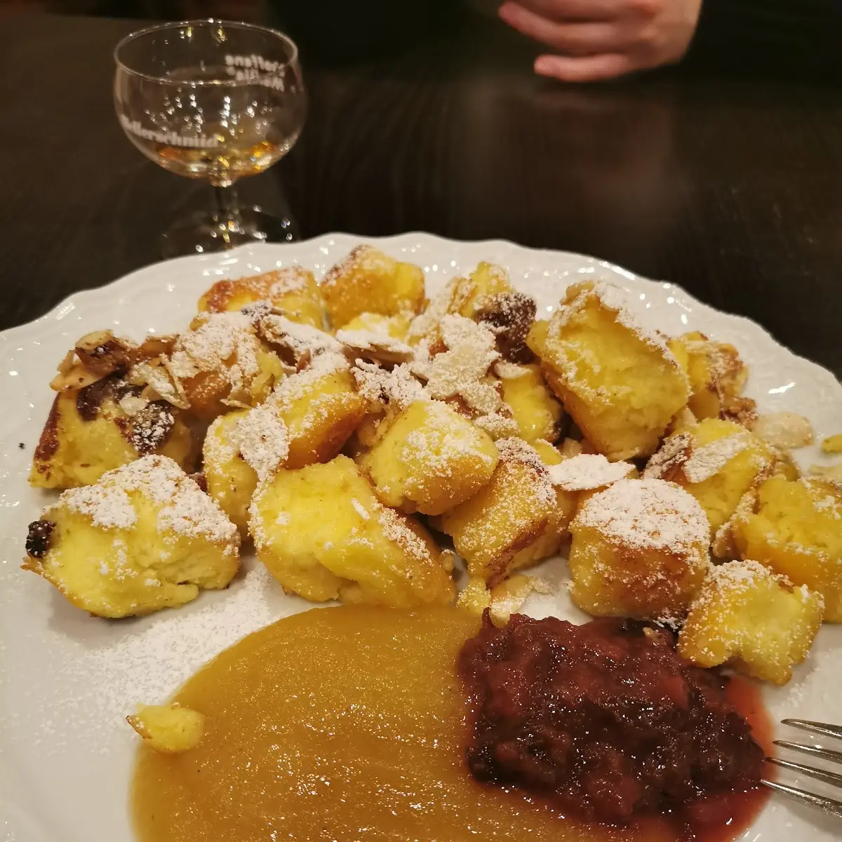 Kaiserschmarrn Apfelmus Und Preiselbeeren Mit Vanilleeis