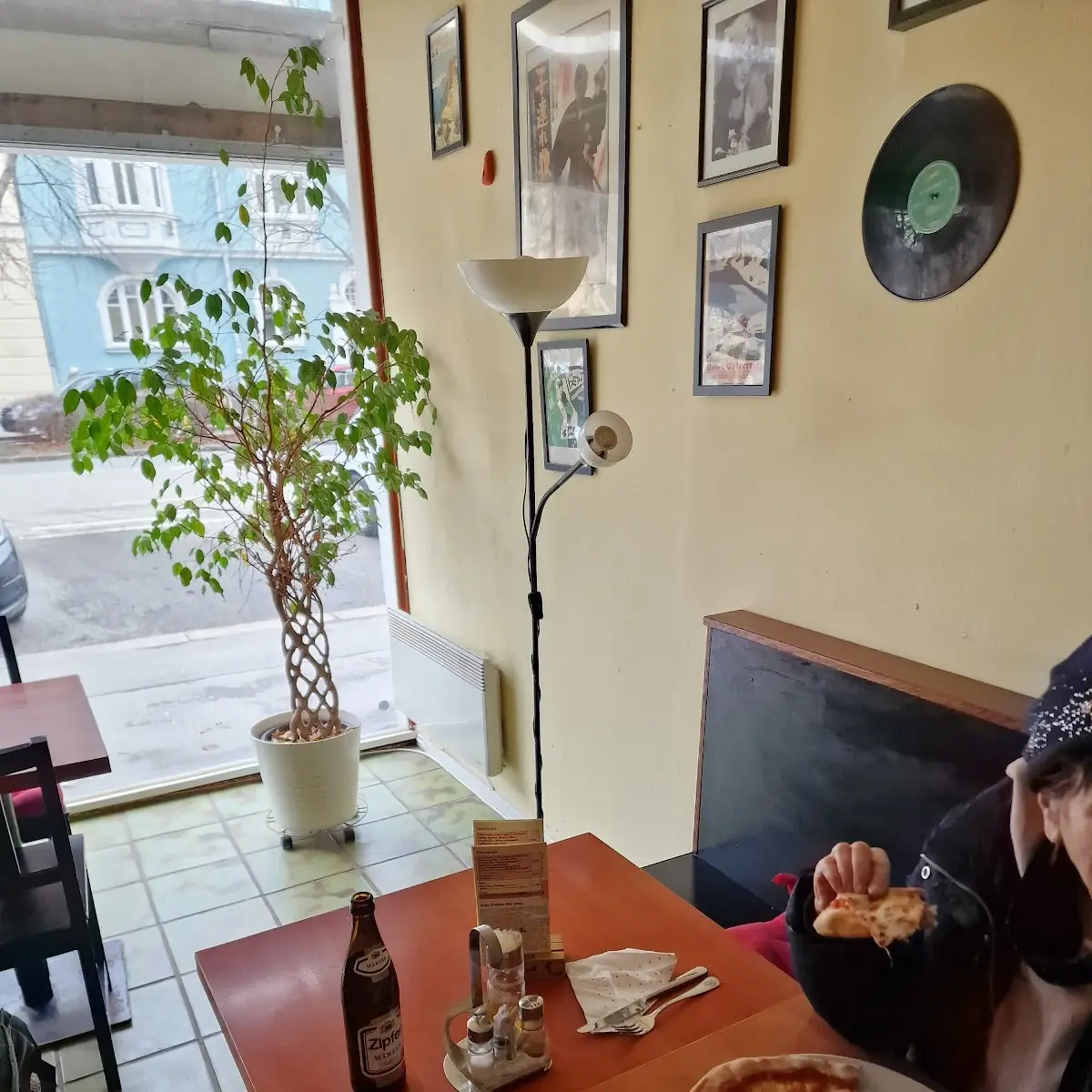 Pizza Calzone Und Pizza Margarita Mit Oliven
