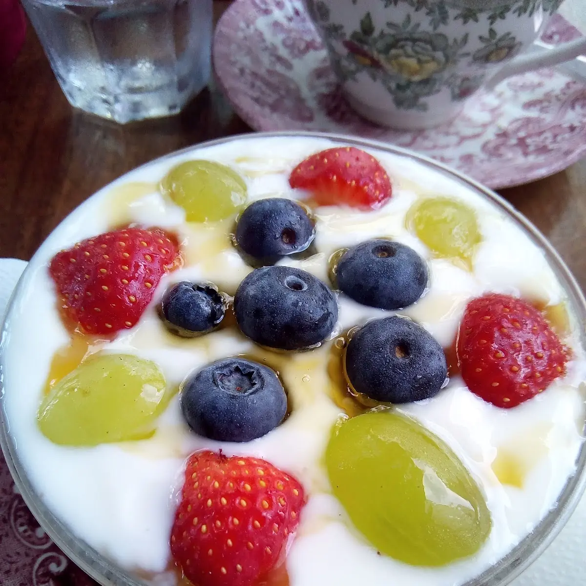 Joghurt Mit Müsli Und Früchten