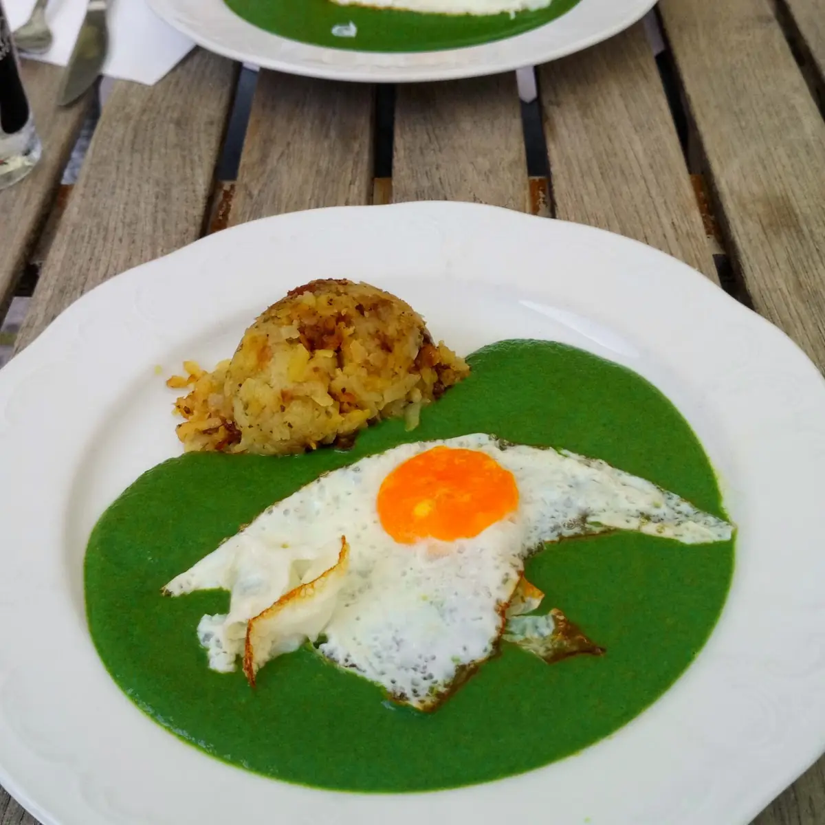 Spinat Mit Spiegeleier Und Röstkartoffel