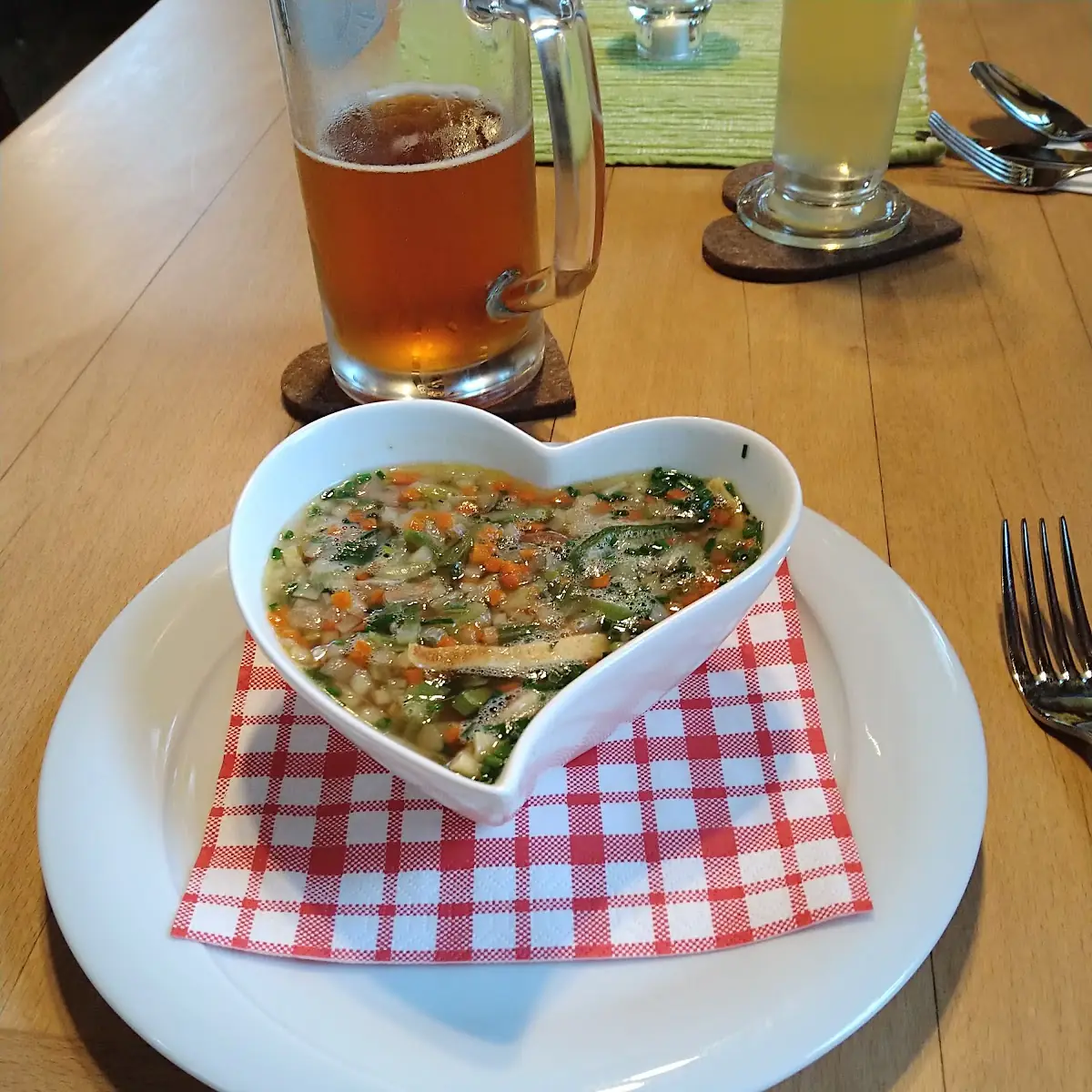 Klare Kräftige Rindsuppe Mit Kräuterfrittaten Und Gemüse