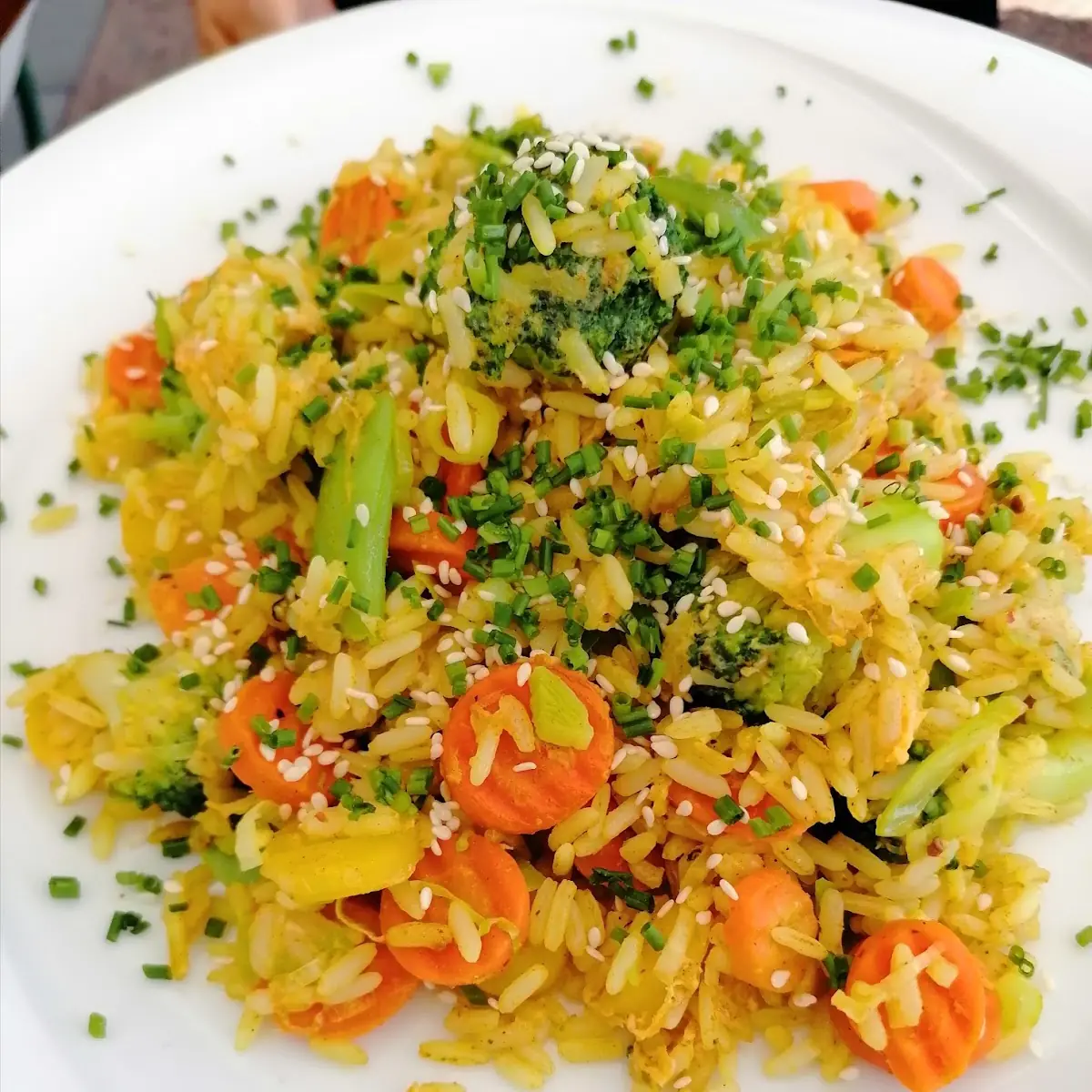 Pikant Gebratener Gemüsereis Mit Freilandeiern Und Vorspeisensalat Im Mittagsmenü