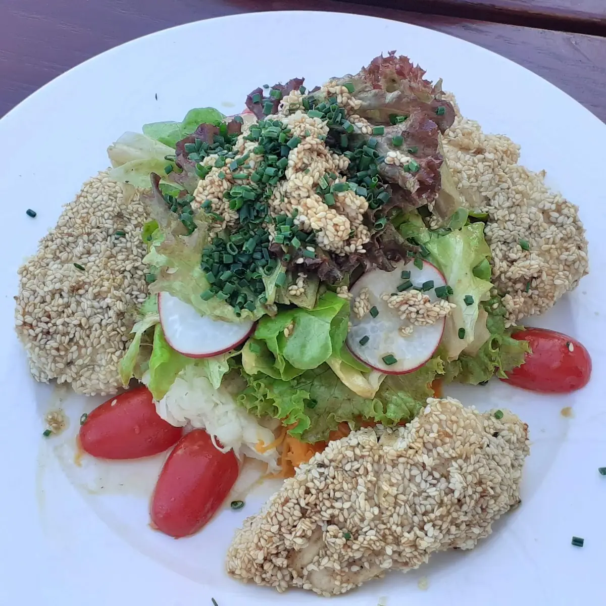 Salat Mit Hühnerfilet In Sesamkruste