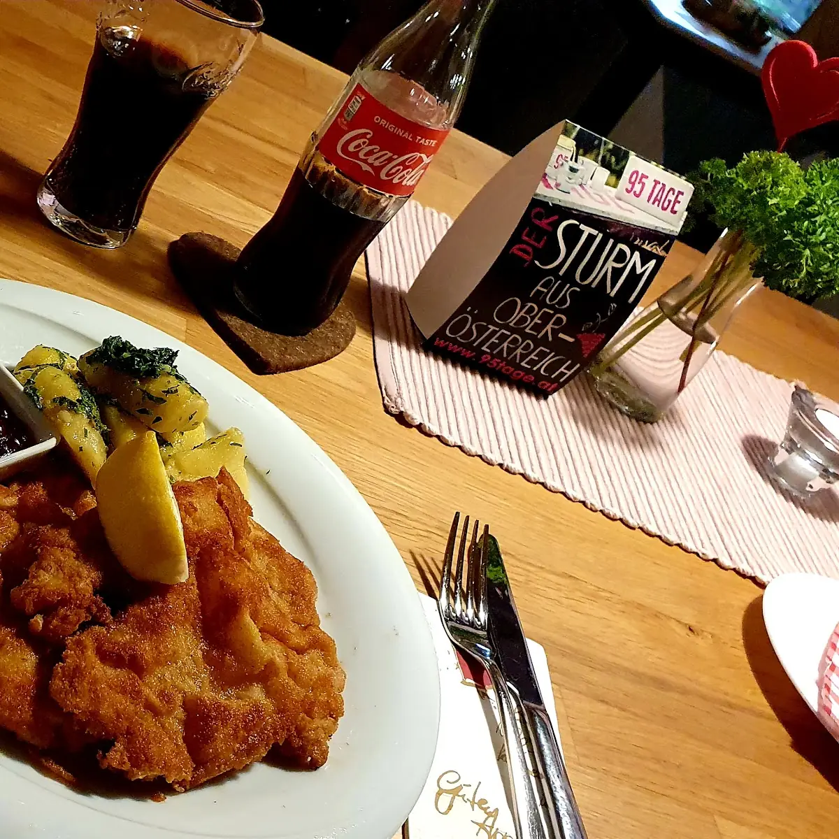 Wiener Schnitzel Mit Kartoffeln Preiselbeeren Und Zitrone