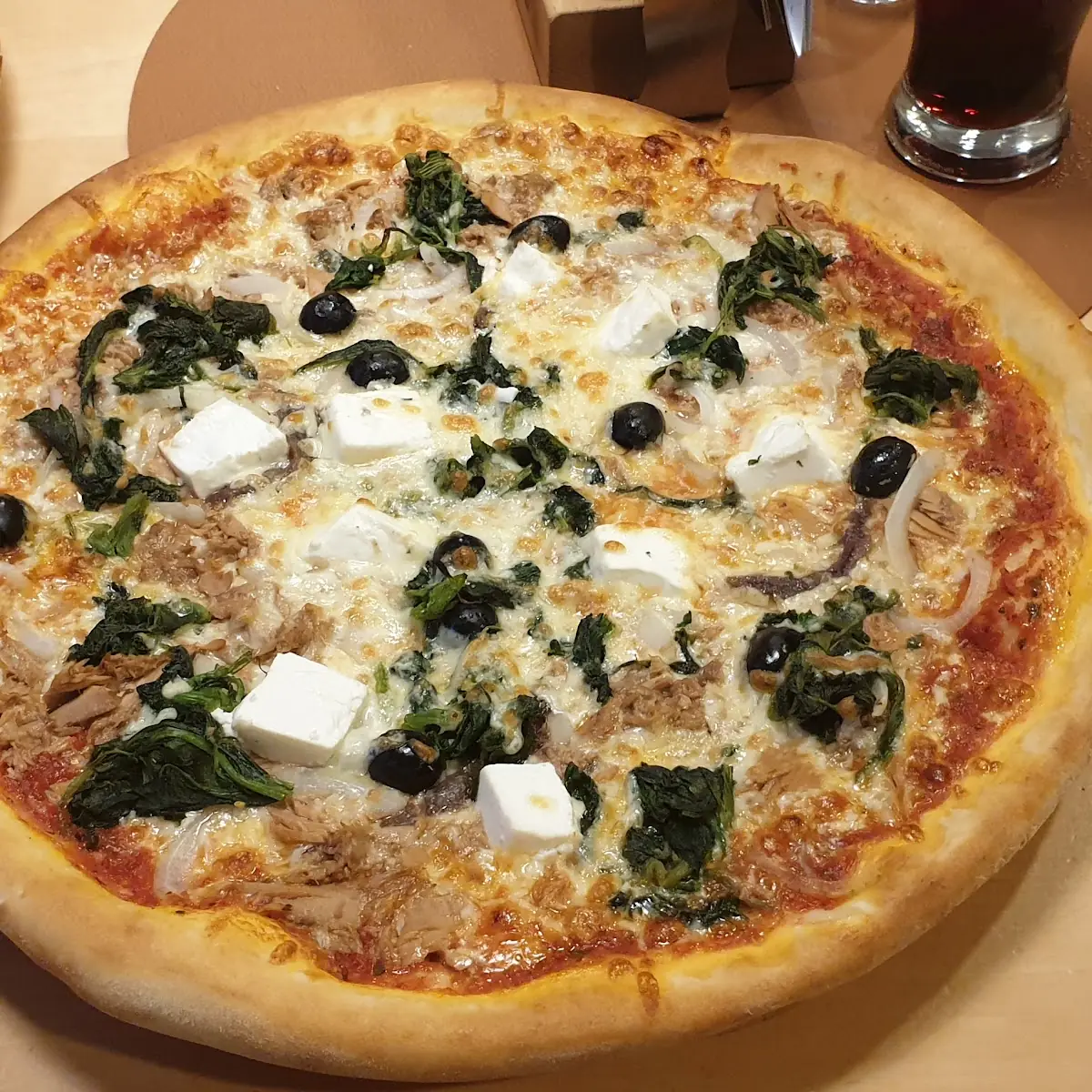 Thunfisch Pizza Mit Sponat Und Schafskäse