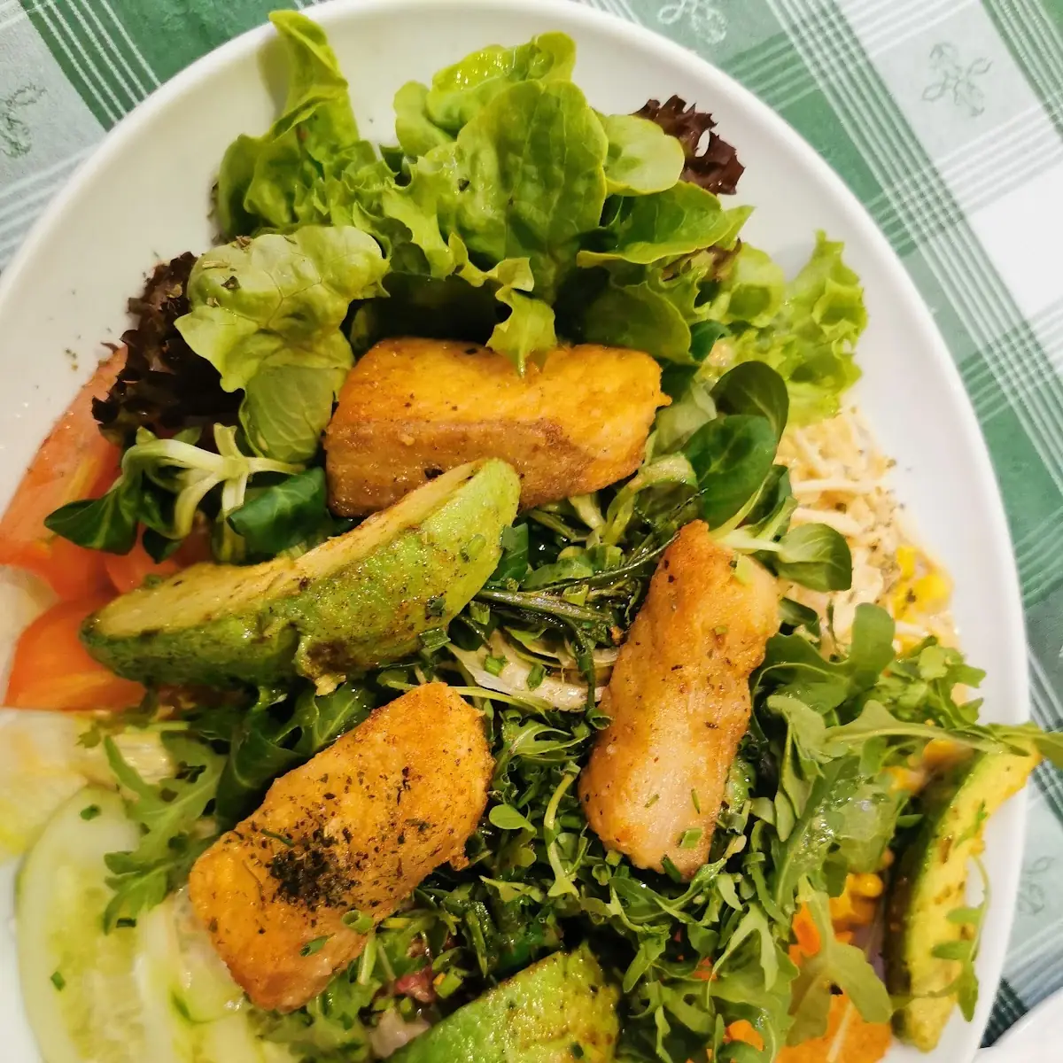 Bunter Blattsalat Mit Gebratenem Lachs Und Avocado