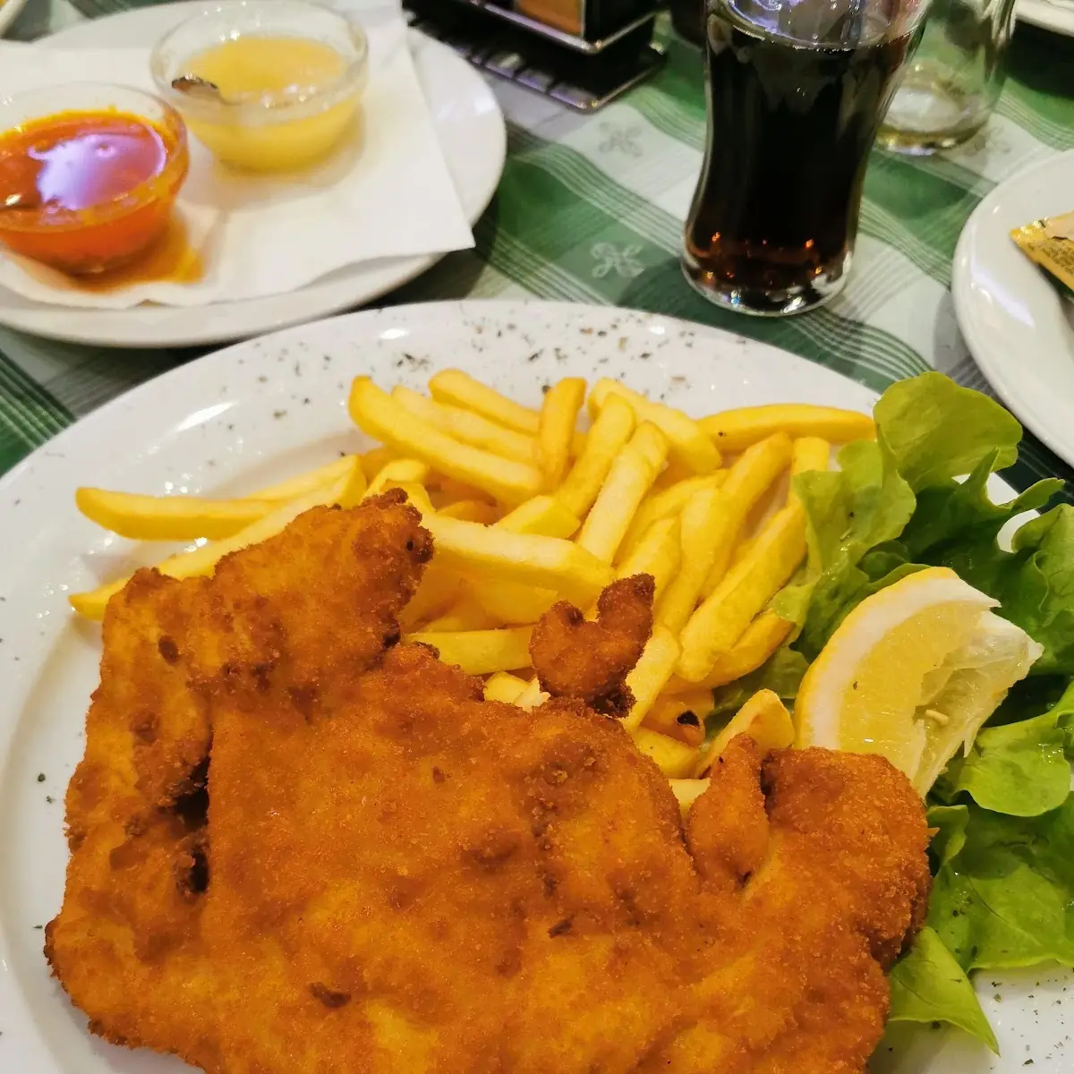 Gebackenes Hühnerschnitzel Mit Pommes