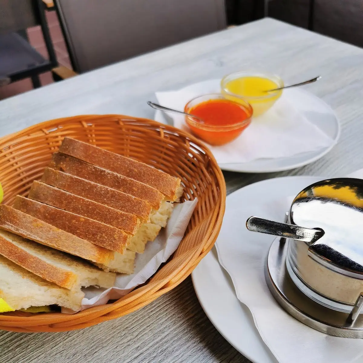 Hausgemachtes Brot Mit Chilliöl Und Knoblauchöl