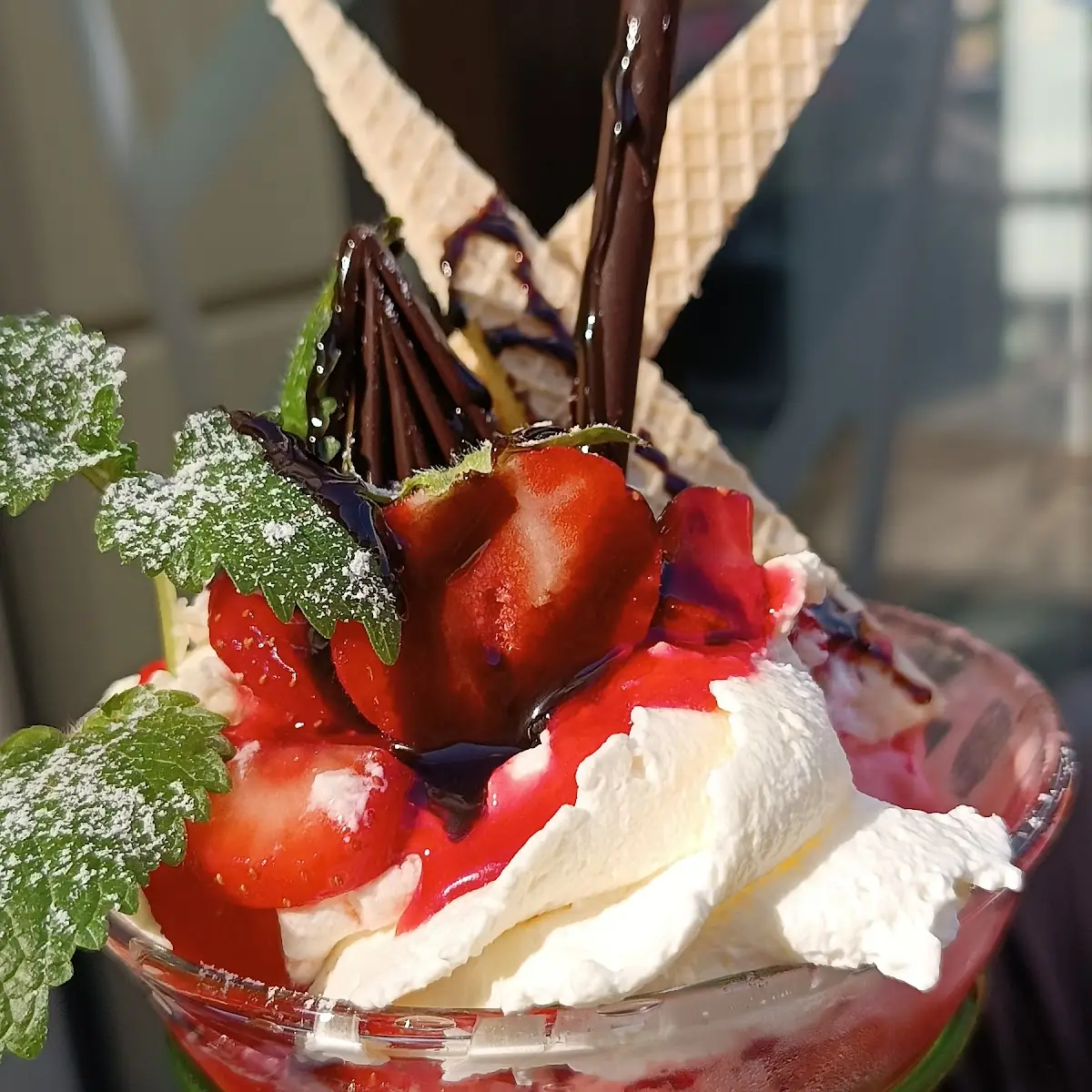 Erdbeereisbecher