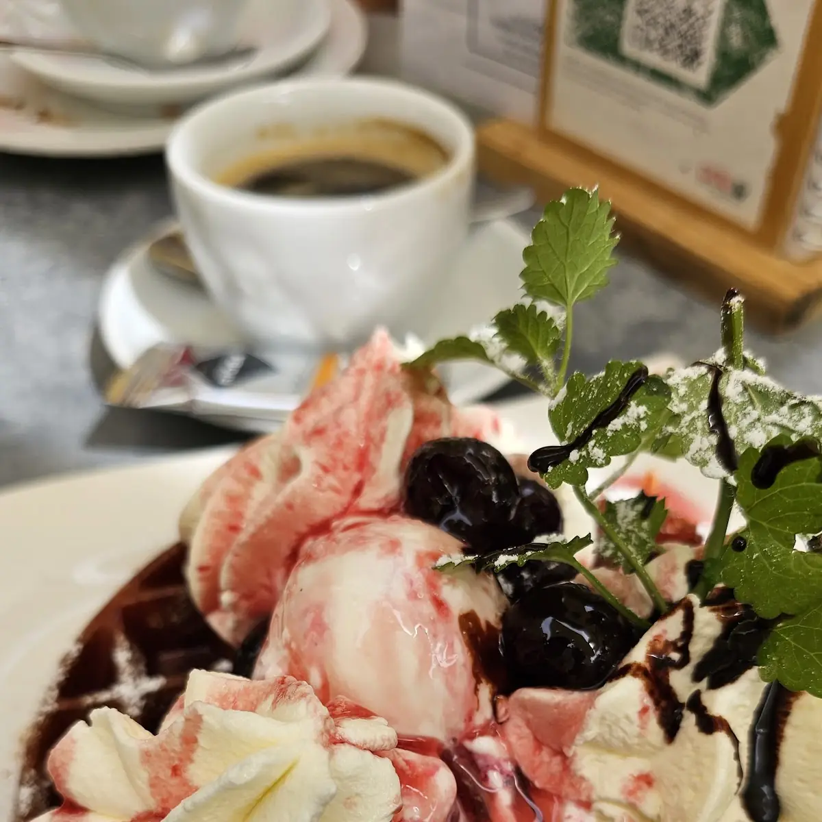 Waffel Mit Früchten Und Eis