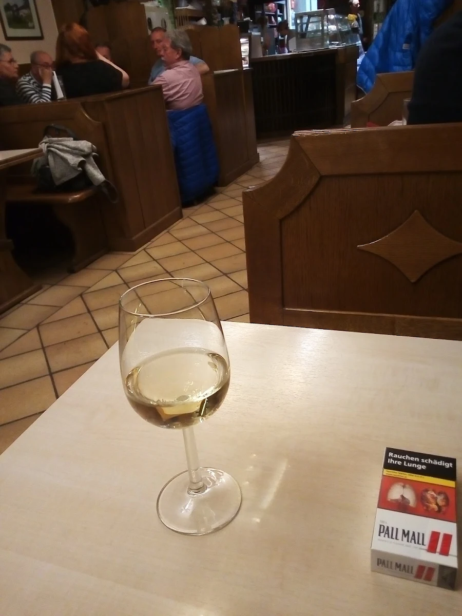 Ein Glas Weißburgunder