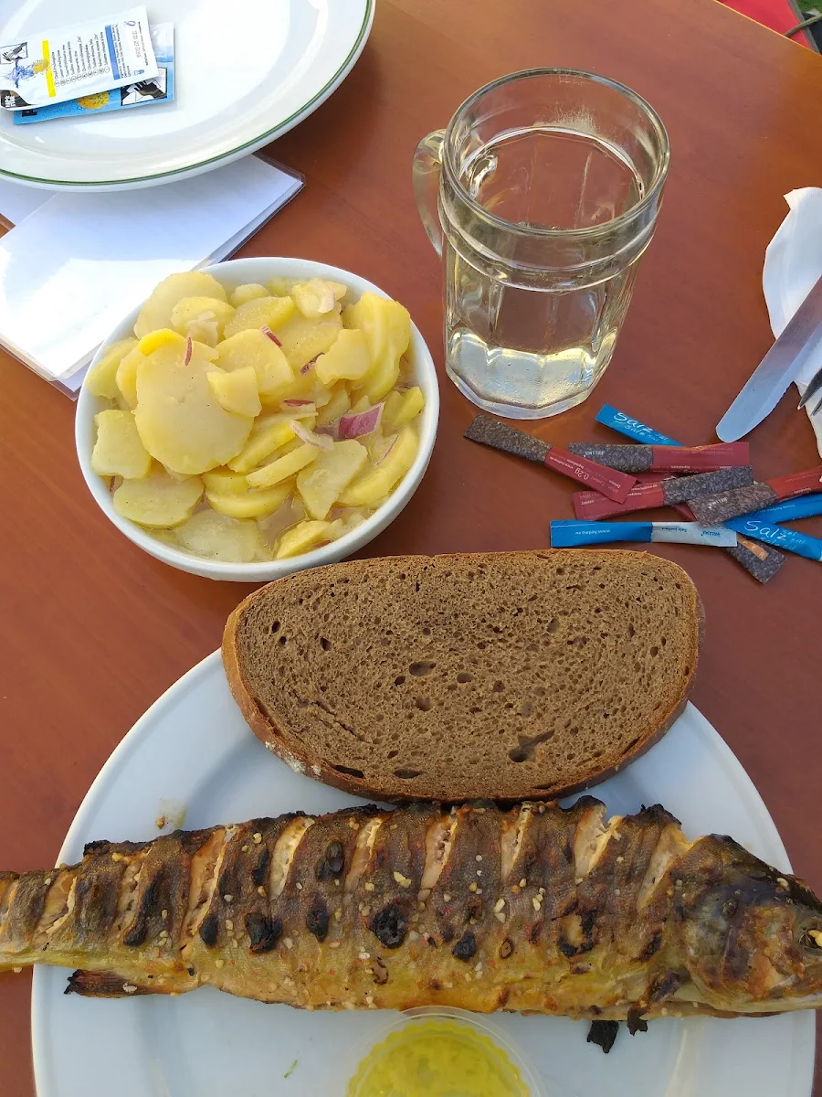 Gegrillter Saibling Mit Erdäpfelsalat Und G'spritzter