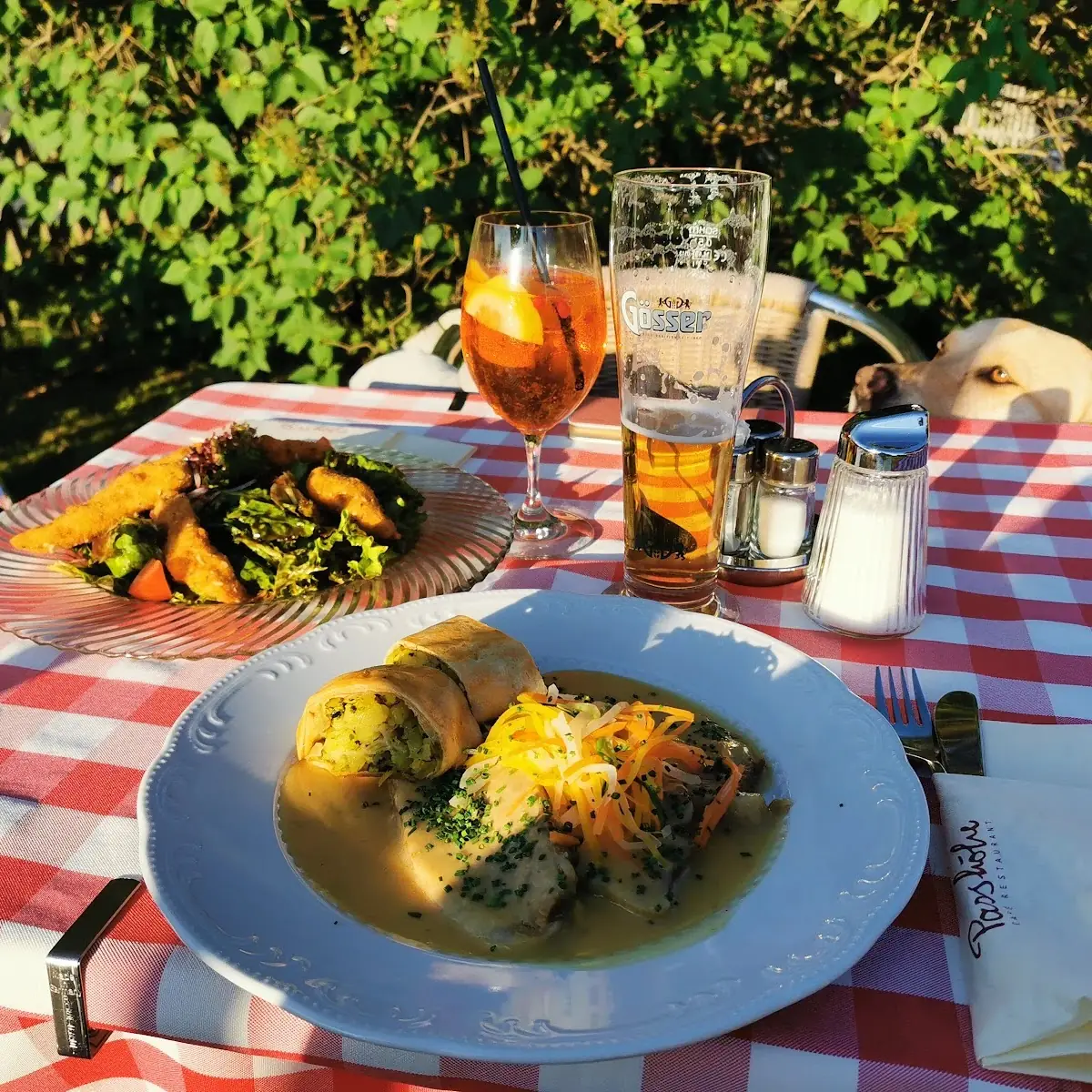 Kalbs-tafelspitz Mit Einer Veltlinersauce Wurzelgemüse Und Einem Erdäpfel-bärlauchstrudel