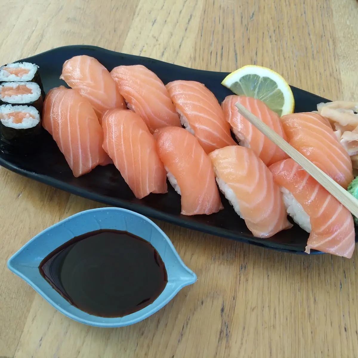 Großes Lachs Sushi