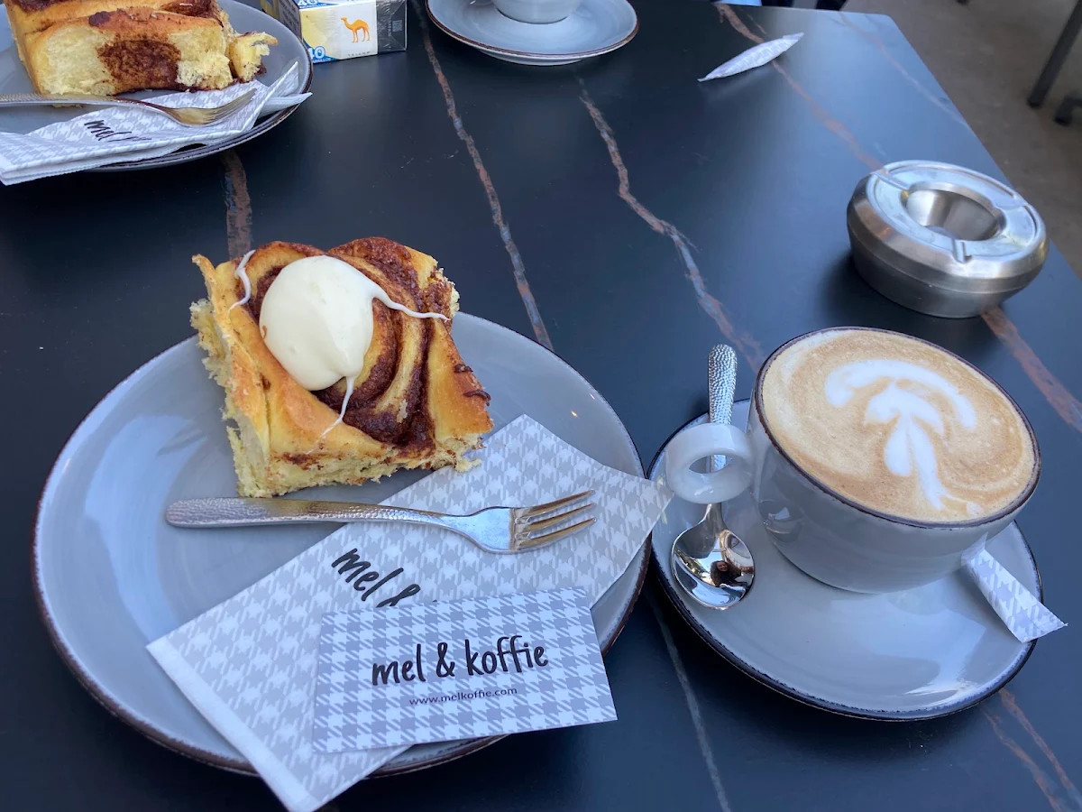 Capuchino Con Tarta de Canela Y Crema