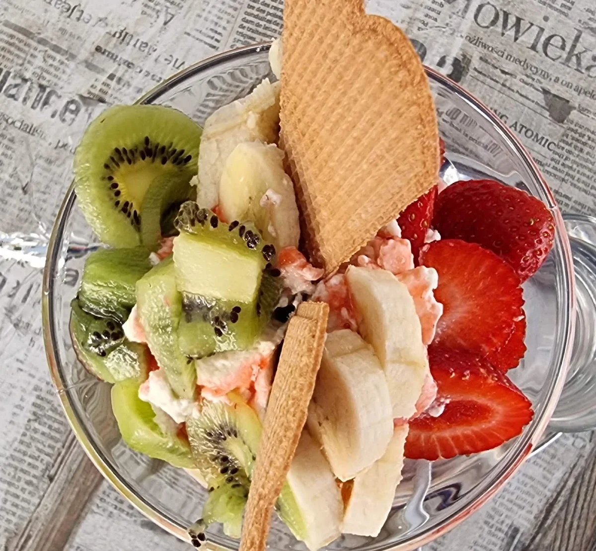 Erdbeer-banana-kiwi-eisbecher