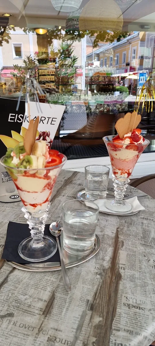 Erdbeereisbecher Und Erdbeer-banane-kiwi-eis