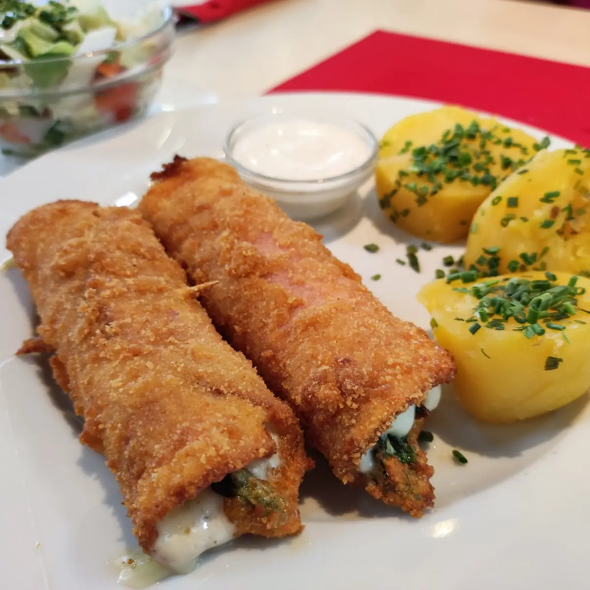 Spargelrolle Mit Kartoffeln Und Salat