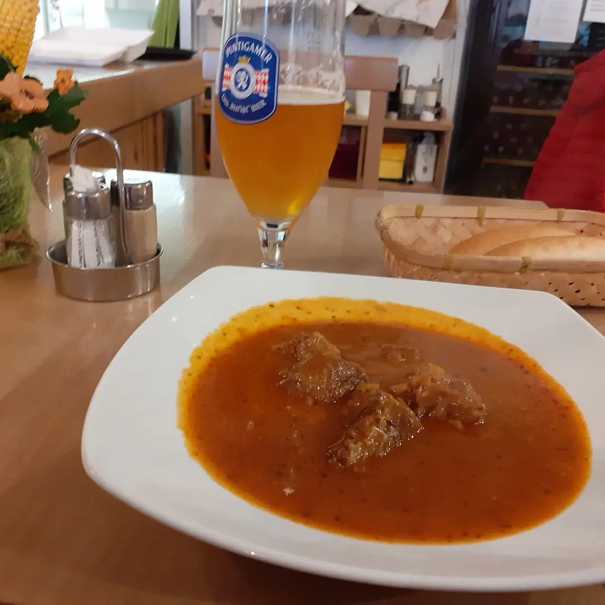 Gulasch Mit Semmel Und Gösser Zwicklbier