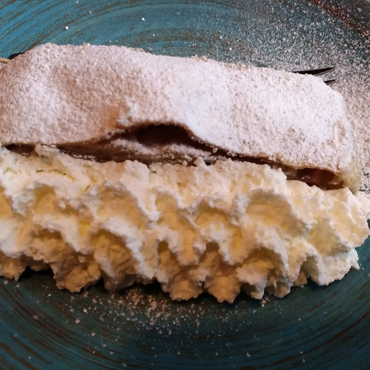 Apfelstrudel Mit Sahne