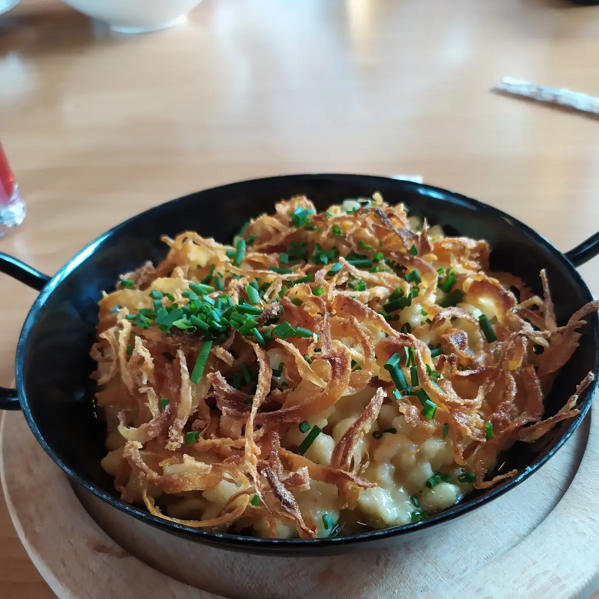 Rahmkäsespätzle Mit Röstzwiebeln & Mariniertem Blattsalat Vegetarisch