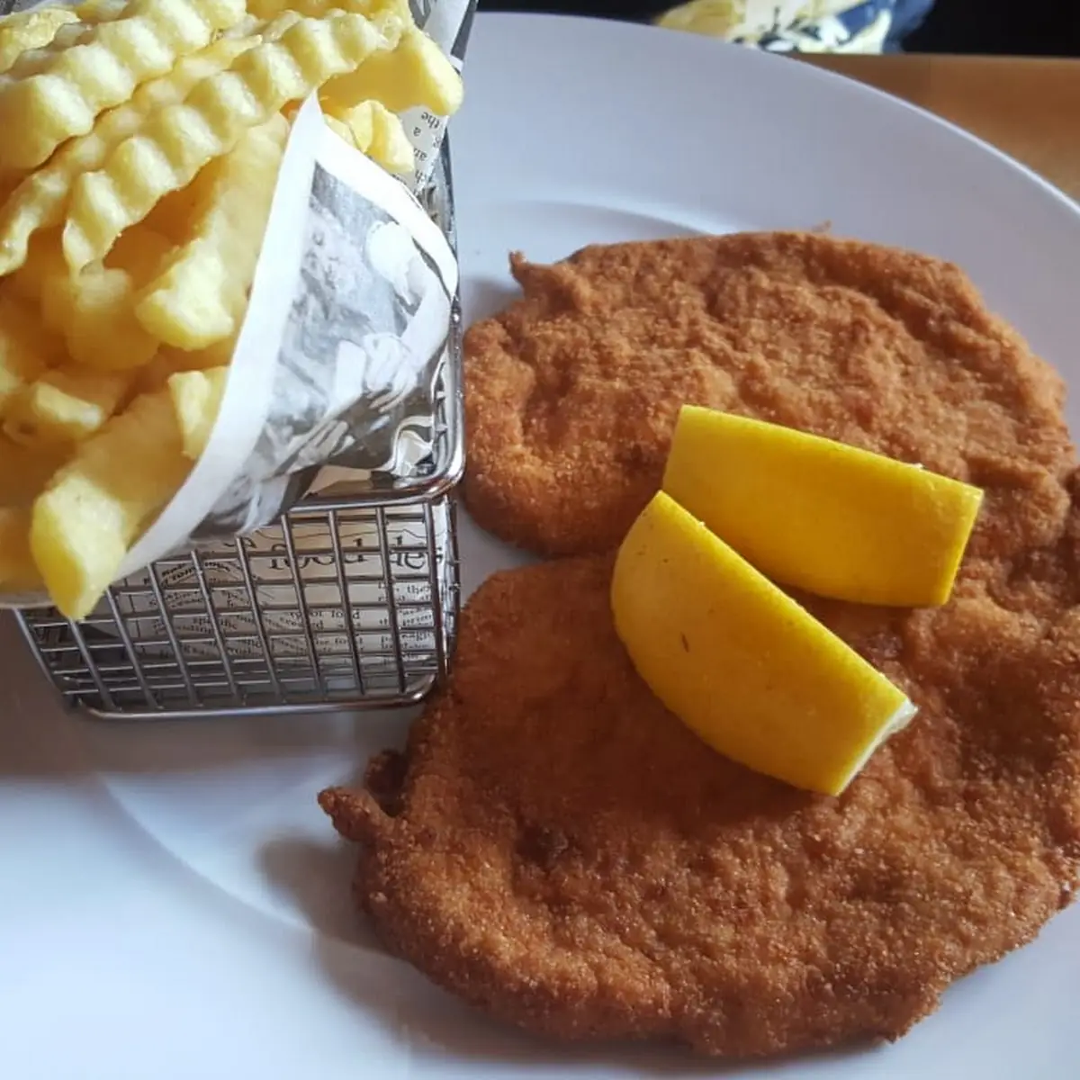 Wiener Schnitzel Vom Schwein Mit Pommes