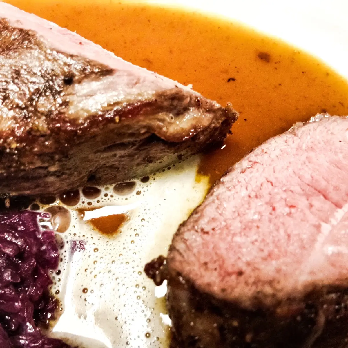 Steak Vom Hirsch Mit Steinpilzbuchteln Und Quittenrotkraut